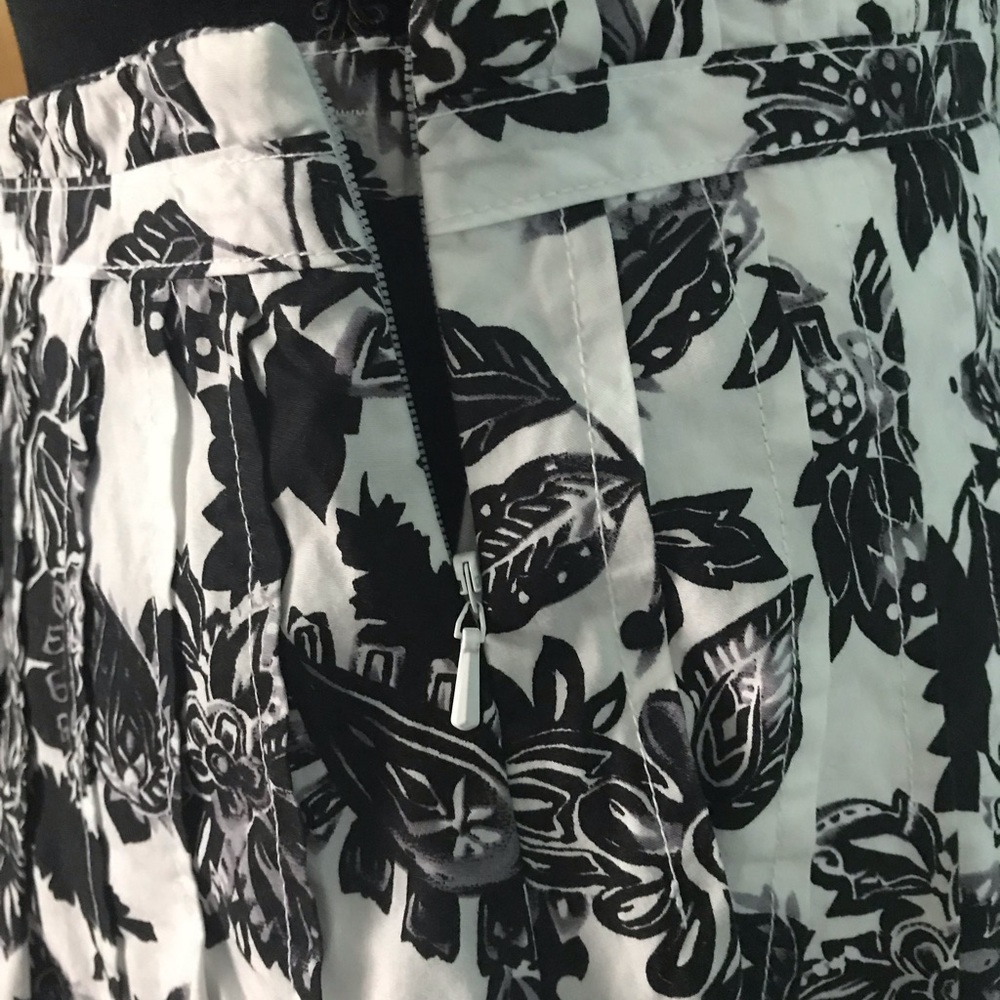 Black & White Pleated Skirt - Picture 3 of 4